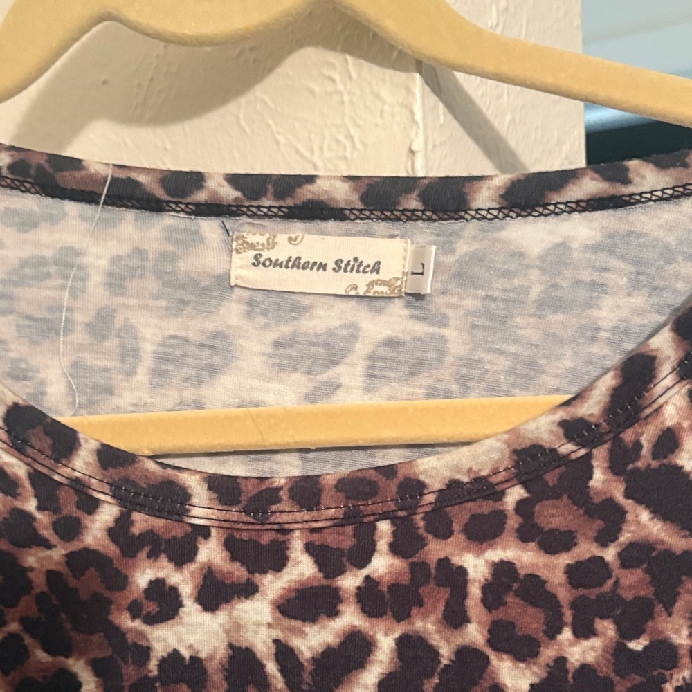 Chic Leopard and Floral Short Sleeve Top - Picture 2 of 3